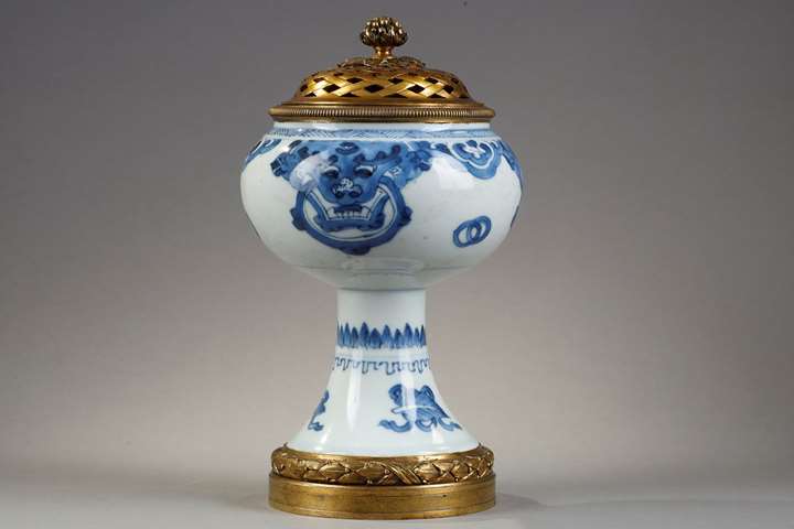 Stemcup porcelain blue and white